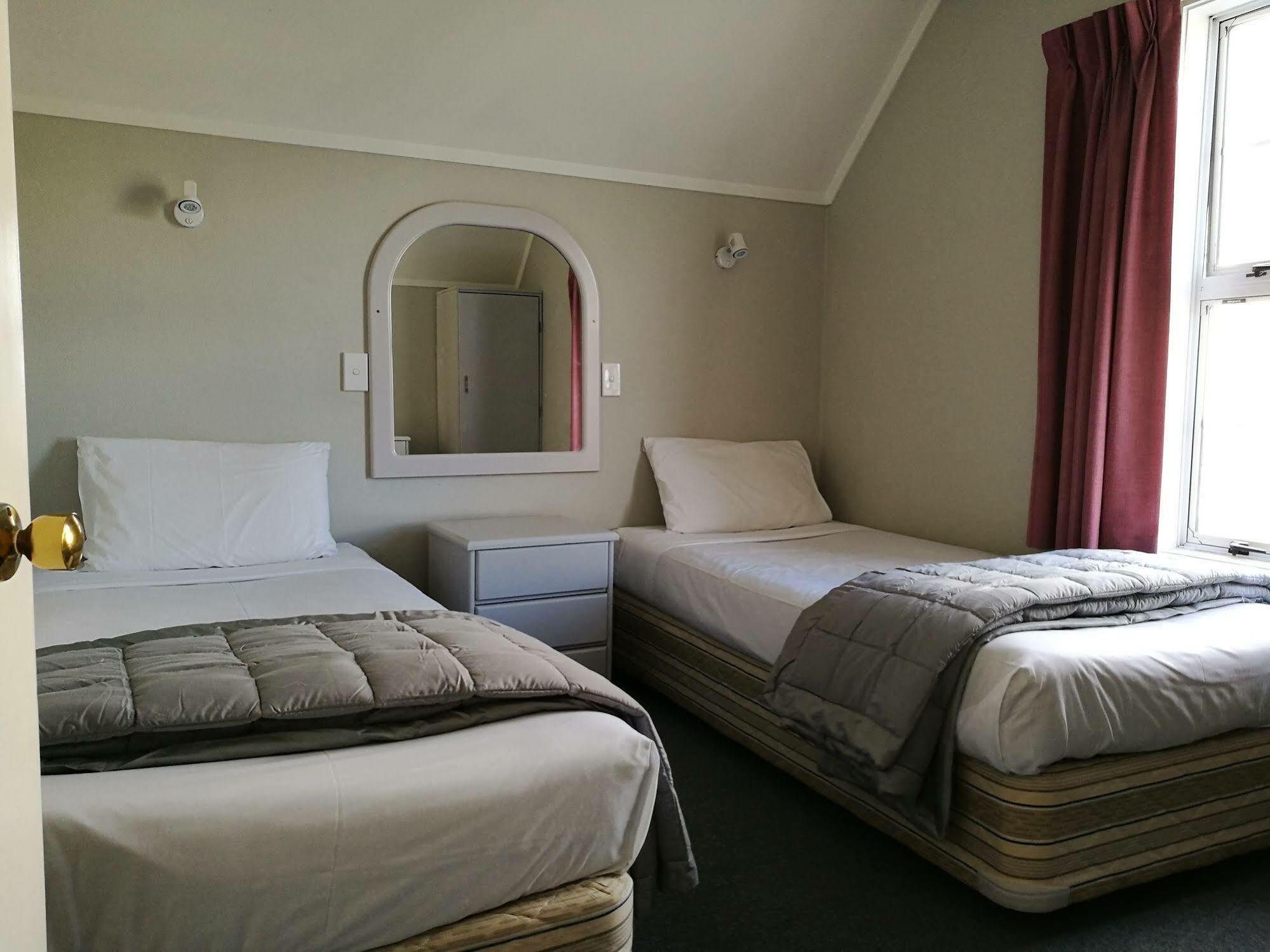 Phoenix Thermal Resort - Таупо Екстериор снимка
